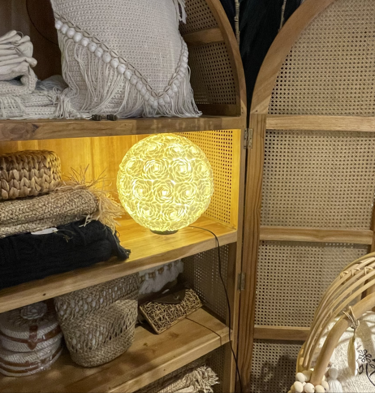 LAMPE BOULE ROSES EN COQUILLAGE